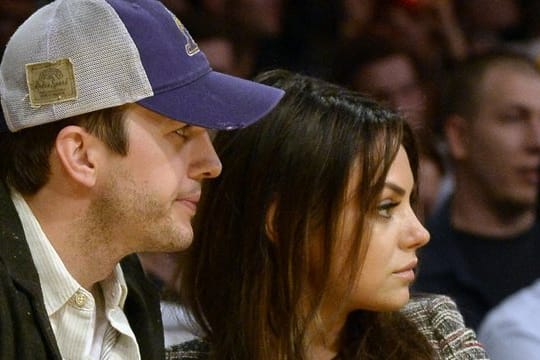 Ashton Kutcher und Mila Kunis enagagieren sich.