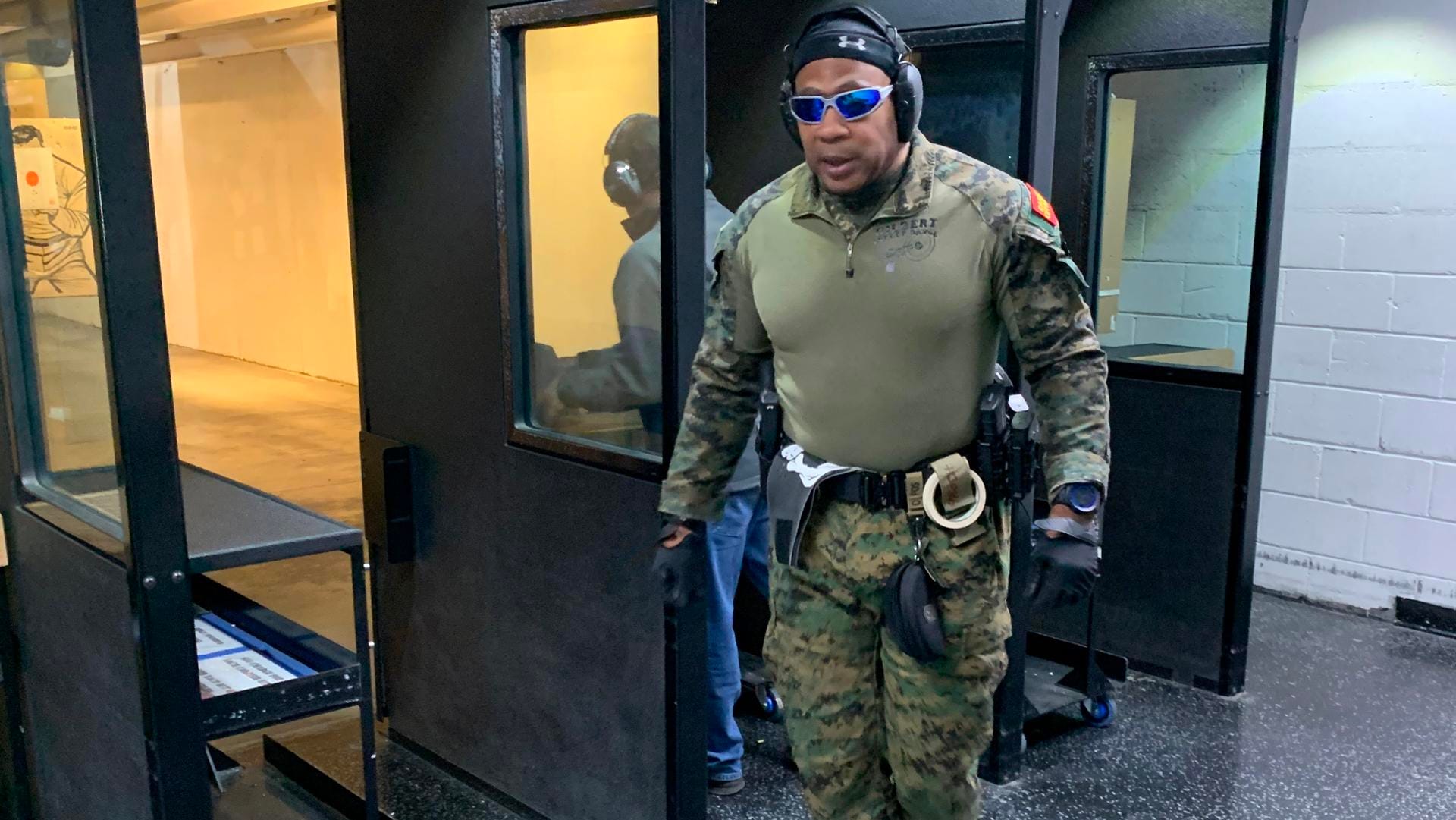 Tim Hinton, Ex-Marineinfanterist und Ausbilder in der Gilbert Indoor Range: Die Waffen werden geladen und entsichert. Hinton gibt die richtige Haltung vor: Schultern nach vorne, Knie leicht gebeugt, das Ziel im Visier – und Feuer. Tim Hinton, Ex-Marineinfanterist und Ausbilder in der Gilbert Indoor Range: Die Waffen werden geladen und entsichert. Hinton gibt die richtige Haltung vor: Schultern nach vorne, Knie leicht gebeugt, das Ziel im Visier – und Feuer.