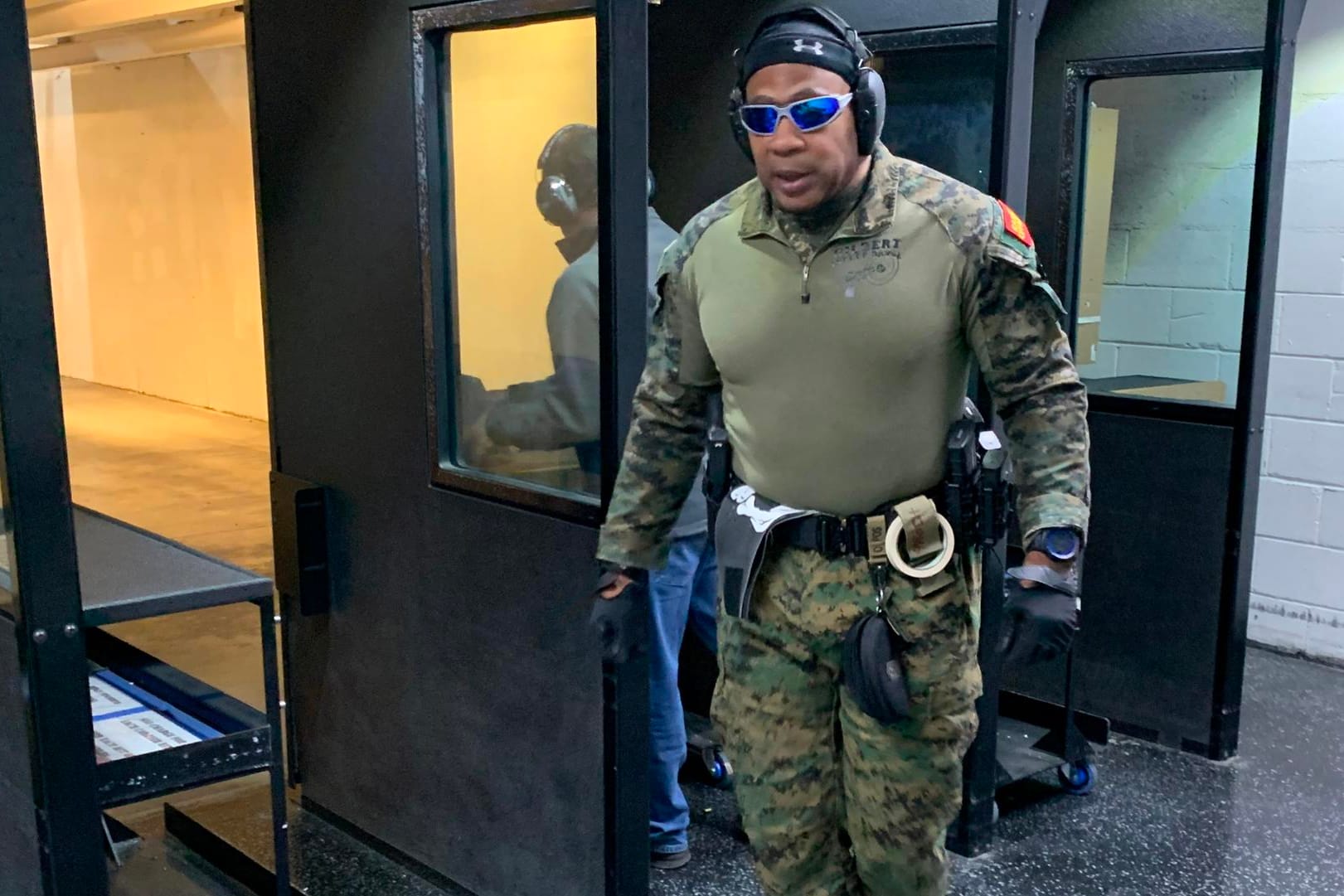 Tim Hinton, Ex-Marineinfanterist und Ausbilder in der Gilbert Indoor Range: Die Waffen werden geladen und entsichert. Hinton gibt die richtige Haltung vor: Schultern nach vorne, Knie leicht gebeugt, das Ziel im Visier – und Feuer.