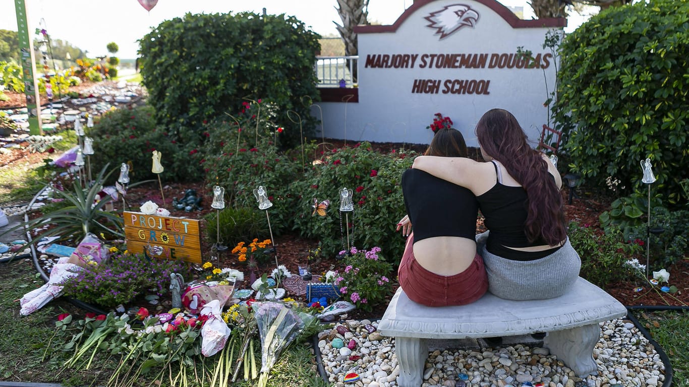 Gedenken an die Opfer des Parkland-Schulmassakers in Florida: Ein früherer Schüler hatte im Februar 2018 an der Marjory Stoneman Douglas Highschool 14 Schüler und drei Erwachsene getötet.