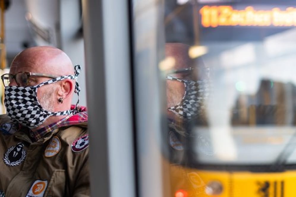 In Sachsen gilt bereits im Kampf gegen Corona-Pandemie eine Maskenpflicht in Bus und Bahn.