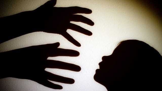 Ein ehemaliger Busfahrer wurde in Bayern wegen sexuellen Missbrauchs und Besitzes kinderpornografischer Schriften in Bayern verurteilt.
