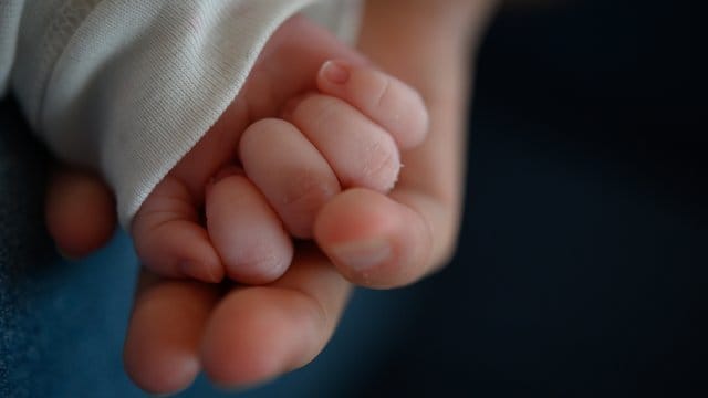 Experten raten Müttern mit Corona-Infektion zu einem engen Kontakt zu ihrem Baby. Experten raten Müttern mit Corona-Infektion zu einem engen Kontakt zu ihrem Baby.
