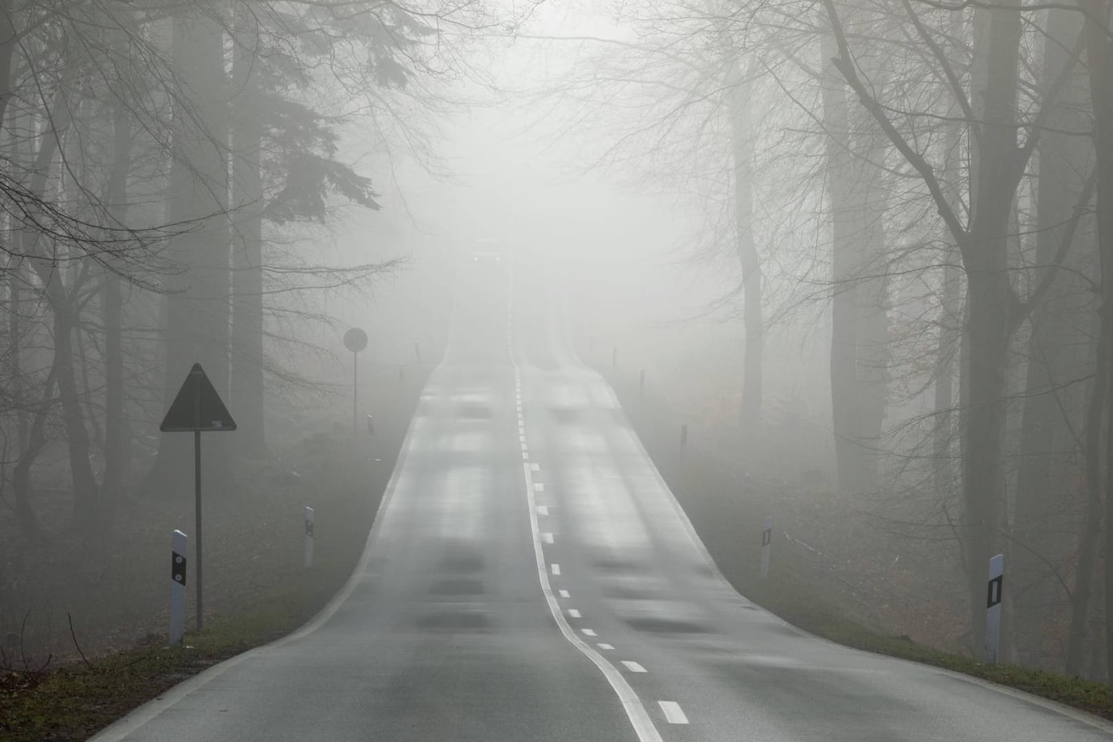 Kälte am Morgen: Auch im Frühling kann es noch zu winterlichen Straßenverhältnissen kommen.