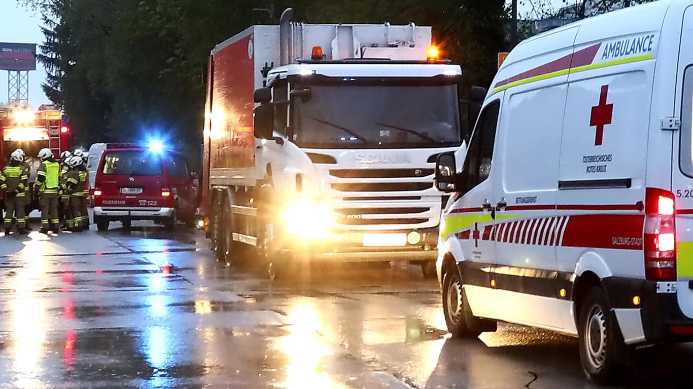 Krankenwagen am Unglücksort: Bei einem Unfall ist am Montag in Wals-Himmelreich bei Salzburg ein Obdachloser ums Leben gekommen.