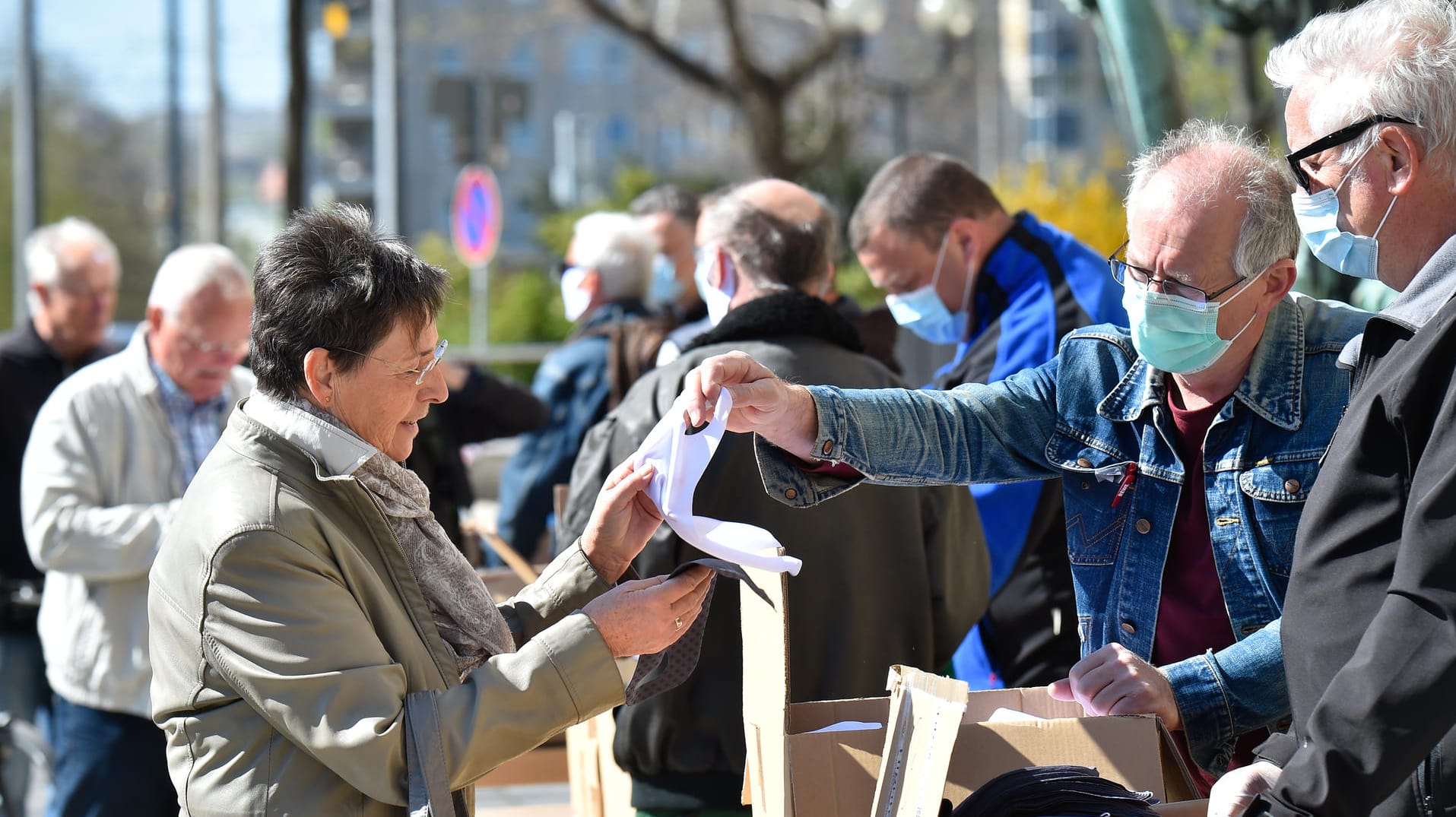 Maskenverteilung in Dresden: Vor den Ständen bildeten sich lange Schlangen.