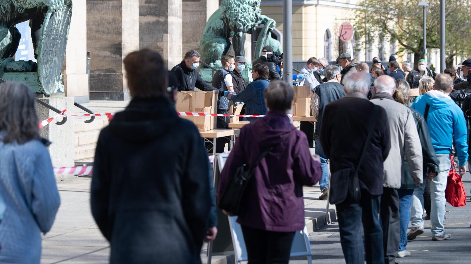 Großer Andrang: Ob bei der Maskenverteilung in Dresden tatsächlich immer der Mindestabstand eingehalten wurde, ist fraglich.