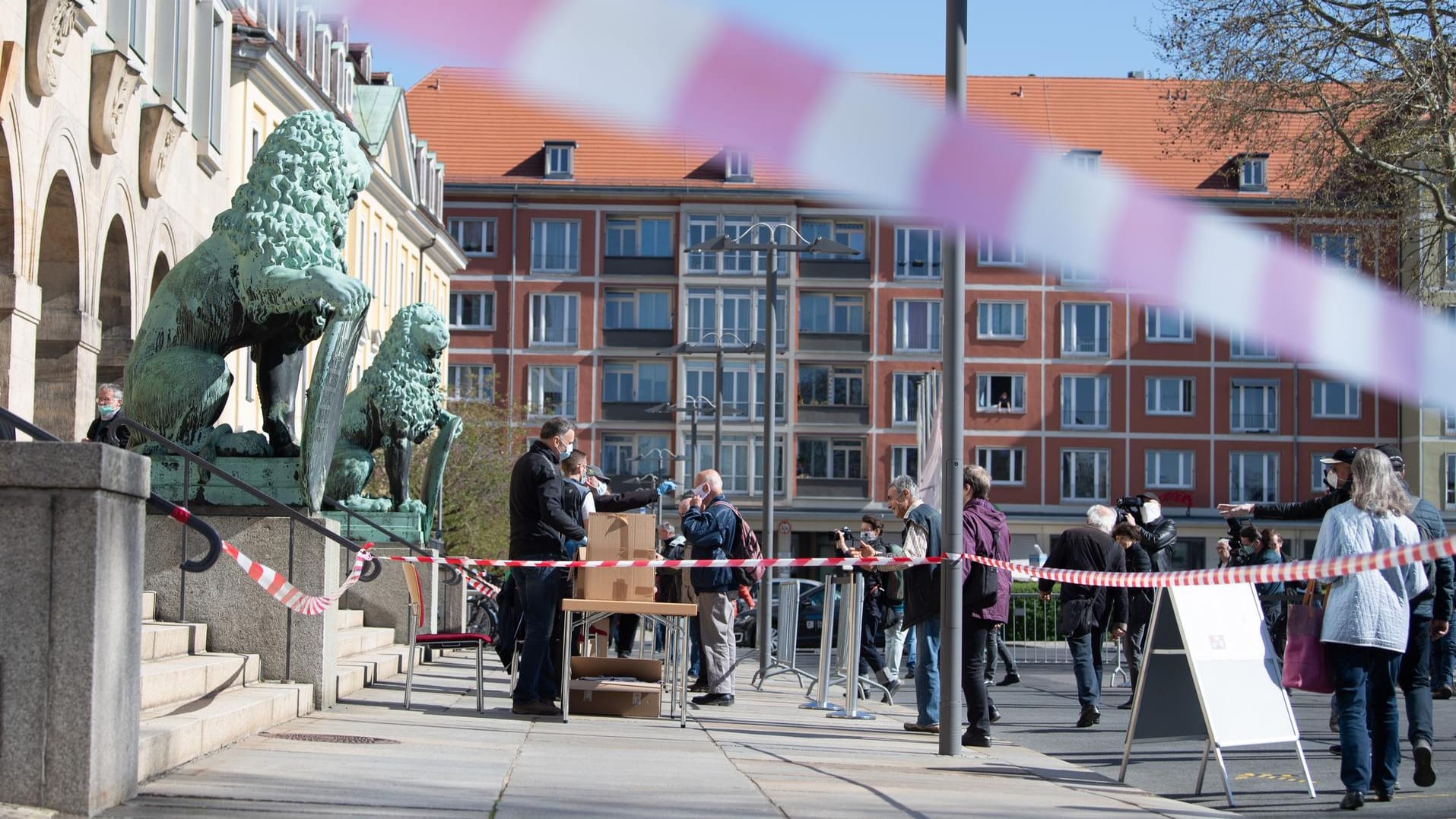 Maßnahme zur Corona-Bekämpfung: Insgesamt 200.000 Masken sollen in Dresden verteilt werden.