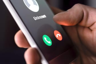 Unbekannter Anrufer: Viele Mobilfunkanbieter haben laut Bundesnetzagentur zu hohe Wechselgebühren kassiert.