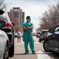 Pflegekräfte gegen Protestler: Im US-amerikanischen Denver demonstrieren Menschen gegen den geltenden Lockdown, um die Corona-Pandemie einzudämmen. Krankenhauspersonal bezieht klar Stellung.