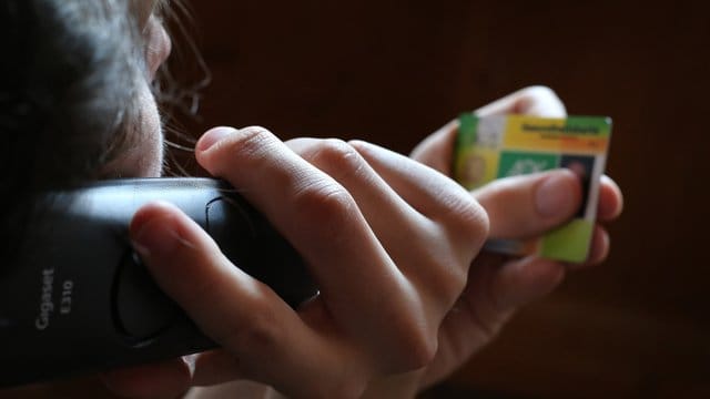 In der Corona-Krise war die Möglichkeit eingeführt worden, sich bei Erkältungssymptomen telefonisch krankschreiben zu lassen. In der Corona-Krise war die Möglichkeit eingeführt worden, sich bei Erkältungssymptomen telefonisch krankschreiben zu lassen.