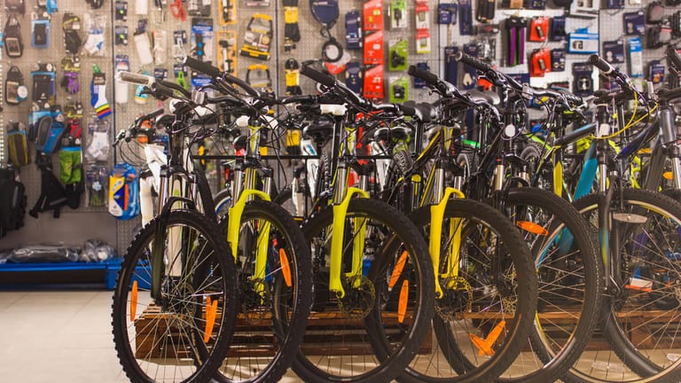 Abstand halten: In Corona-Zeiten läuft der Verkauf im Fahrradladen anders als gewohnt ab.