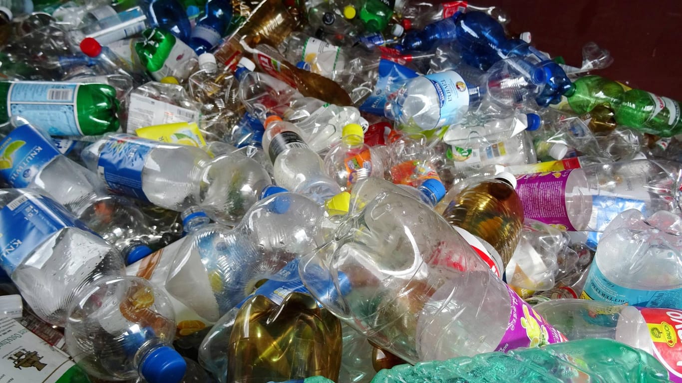 PET-Flaschen-Sammelstelle: Bisher werden Einwegflaschen zwar recycelt, jedoch eignen sich die gängigen Verfahren nur zur Herstellung minderwertiger Produkte.