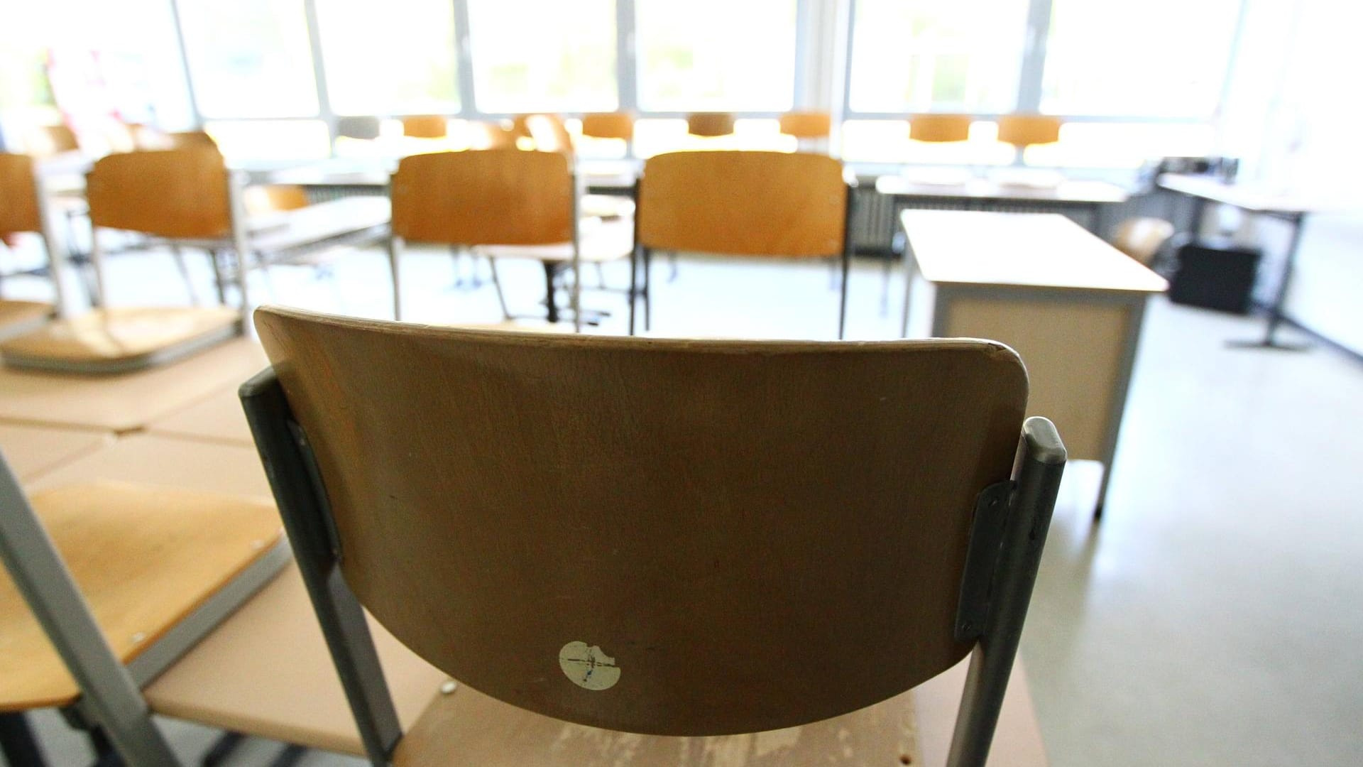 Eine leere Schulklasse: In Schleswig-Holstein kann der gewohnte Schulunterricht noch nicht weitergehen. Eine leere Schulklasse: In Schleswig-Holstein kann der gewohnte Schulunterricht noch nicht weitergehen.