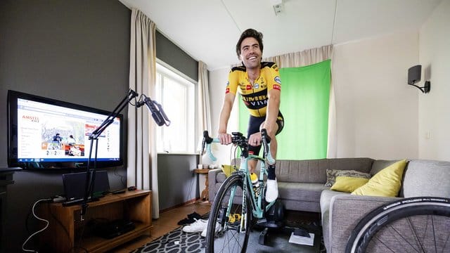 Tom Dumoulin beim Radtraining im Wohnszimmer.