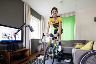 Tom Dumoulin beim Radtraining im Wohnszimmer.