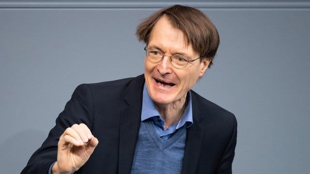 SPD-Gesundheitsexperte Karl Lauterbach hat sich gegen Geisterspiele ausgesprochen. SPD-Gesundheitsexperte Karl Lauterbach hat sich gegen Geisterspiele ausgesprochen.