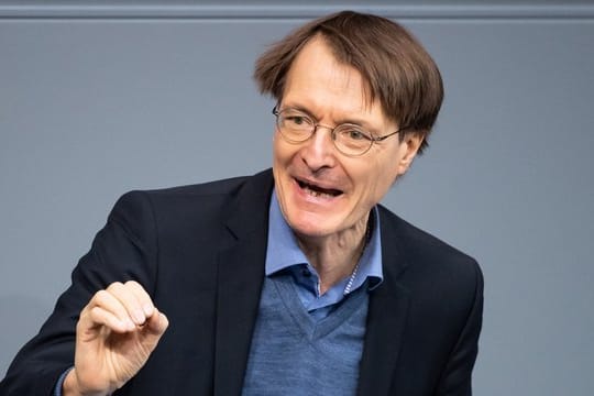 SPD-Gesundheitsexperte Karl Lauterbach hat sich gegen Geisterspiele ausgesprochen.