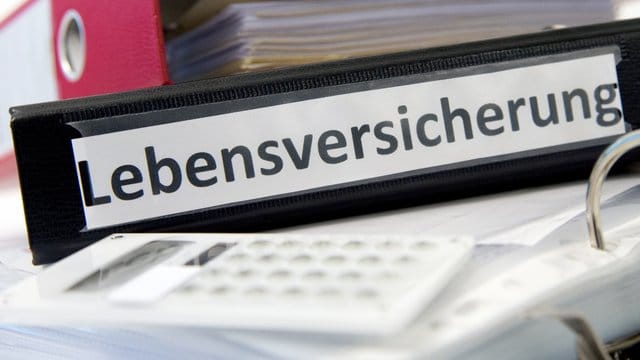 Wer finanziell in der Enge ist, muss seine Lebensversicherung nicht gleich kündigen.