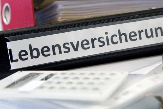 Wer finanziell in der Enge ist, muss seine Lebensversicherung nicht gleich kündigen.