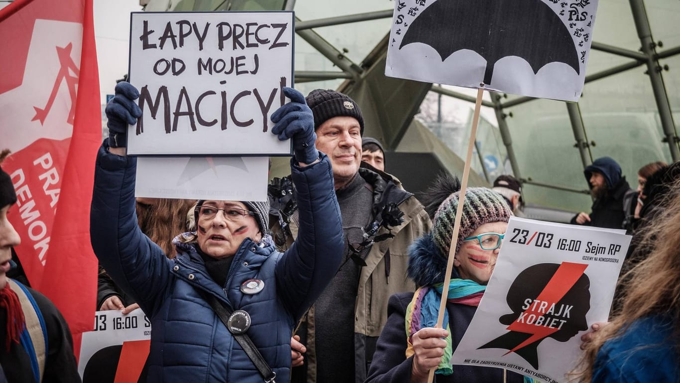 "Schwarzer Protest" in Polen im Frühjahr 2018: Eine Frau hält ein Plakat mit der Aufschrift "Finger weg von meiner Gebärmutter". Hunderttausende wehrten sich gegen die geplante Verschärfung des polnischen Abtreibungsrechts.
