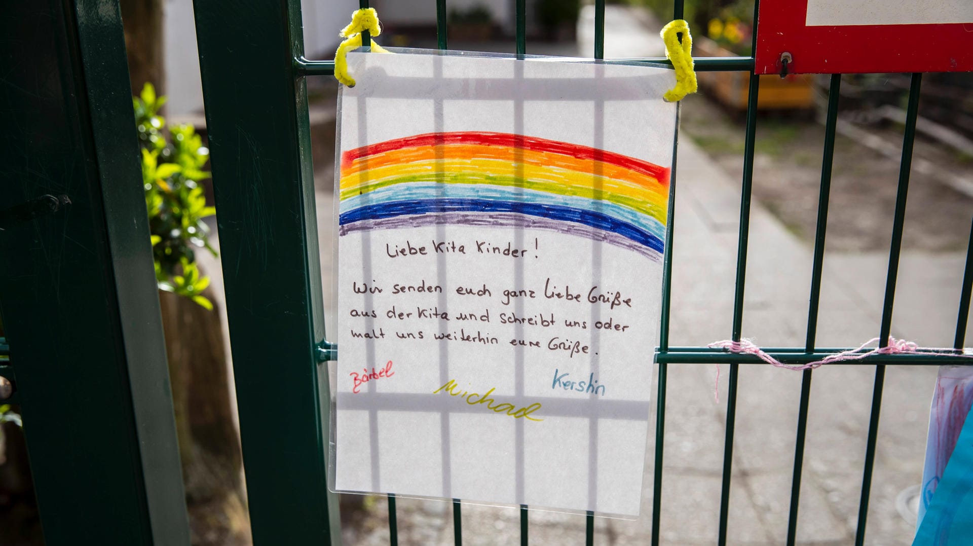 Eine Zeichnung mit Grüßen an Kinder an einer Kita: Die Kinderbetreuung ist für viele Eltern in der Corona-Krise eine große Herausforderung (Symbolbild).