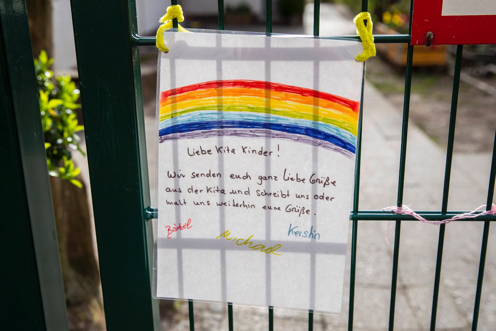 Eine Zeichnung mit Grüßen an Kinder an einer Kita: Die Kinderbetreuung ist für viele Eltern in der Corona-Krise eine große Herausforderung (Symbolbild).