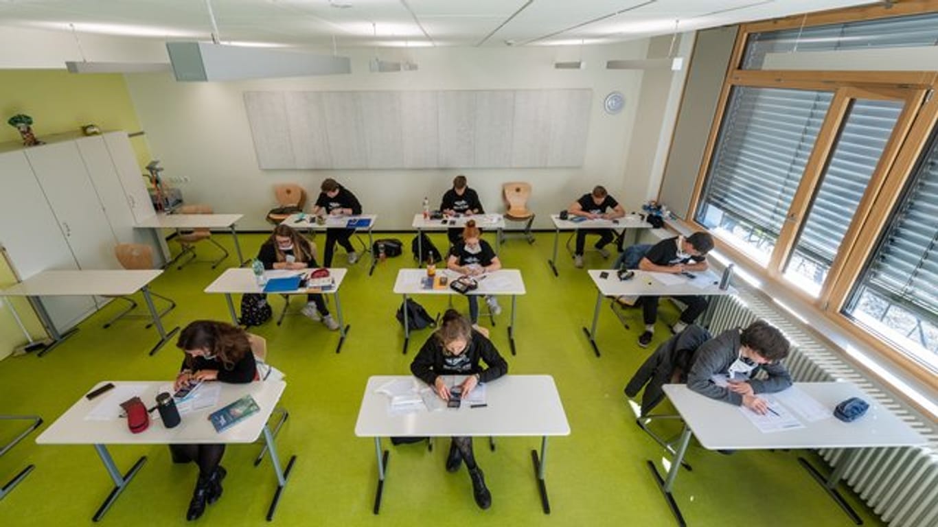 Abiturienten am Gymnasium Dresden Klotzsche sitzen während der Konsultationen in einem Klassenzimmer.