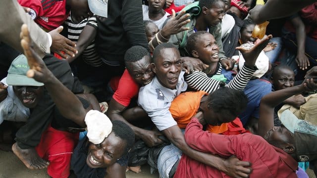 Ansturm auf Nahrungsmittel im Kibera Slum in der kenianischen Stadt Nairobi. Ansturm auf Nahrungsmittel im Kibera Slum in der kenianischen Stadt Nairobi.