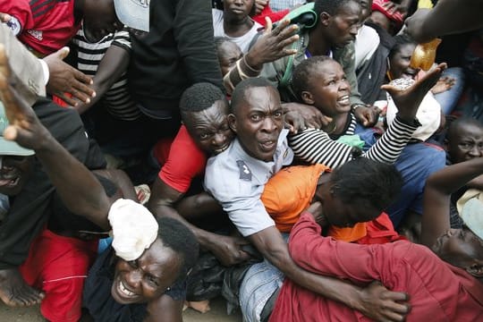 Ansturm auf Nahrungsmittel im Kibera Slum in der kenianischen Stadt Nairobi.