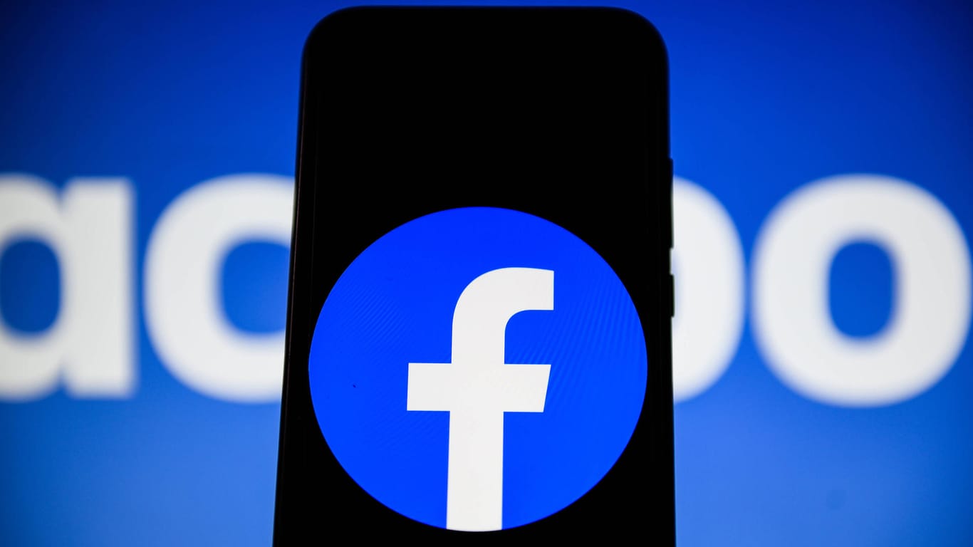 Das Logo von Facebook auf einem Smartphone (Symbolbild): Das Unternehmen startet eine eigene Gaming-Plattform.