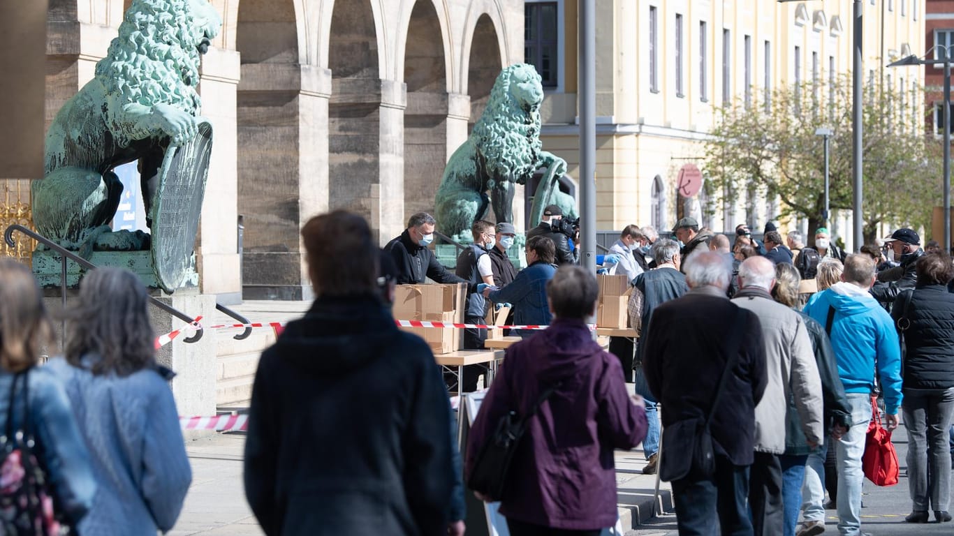 Andrang in Dresden: Mitarbeiter der Rathauses verteilen Atemmasken an Einwohner.