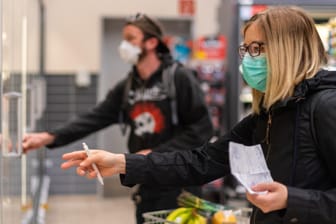 Einkaufen jetzt nur noch mit Maske: In Sachsen wollen sie die Verbreitung des neuartigen Coronavirus mit dem konsequenten Tragen von Atemmasken eindämmen.