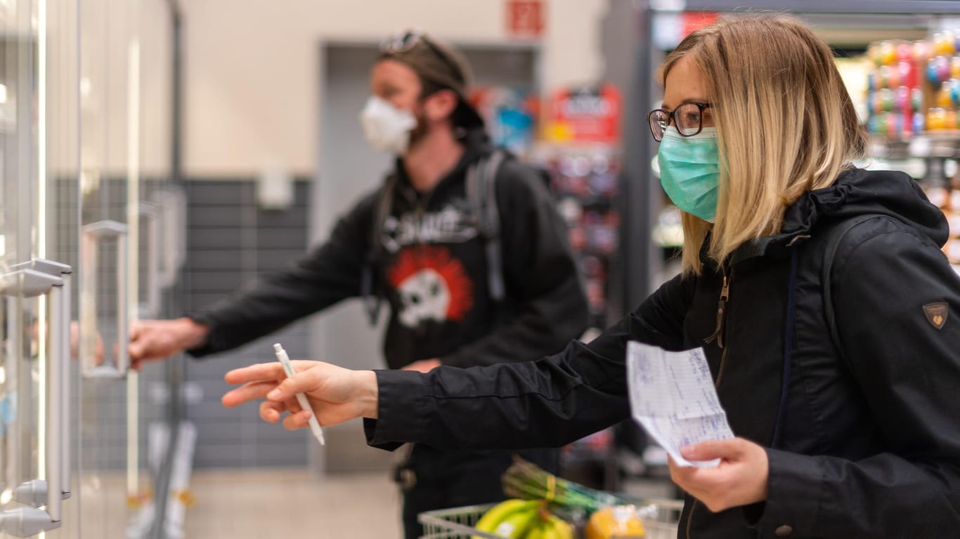 Einkaufen jetzt nur noch mit Maske: In Sachsen wollen sie die Verbreitung des neuartigen Coronavirus mit dem konsequenten Tragen von Atemmasken eindämmen.
