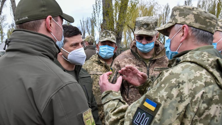 Der Präsident der Ukraine, Wolodymyr Selenskyj (2. v. l.), im Gespräch mit Soldaten in Donezk: Die Corona-Krise trifft das Land hart.
