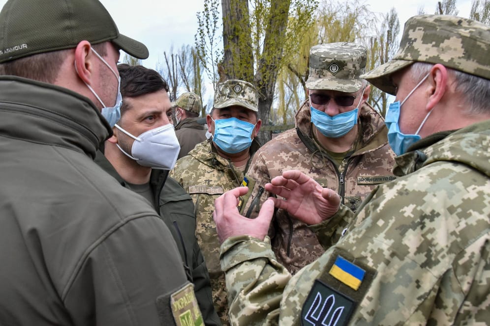 Der Präsident der Ukraine, Wolodymyr Selenskyj (2. v. l.), im Gespräch mit Soldaten in Donezk: Die Corona-Krise trifft das Land hart.