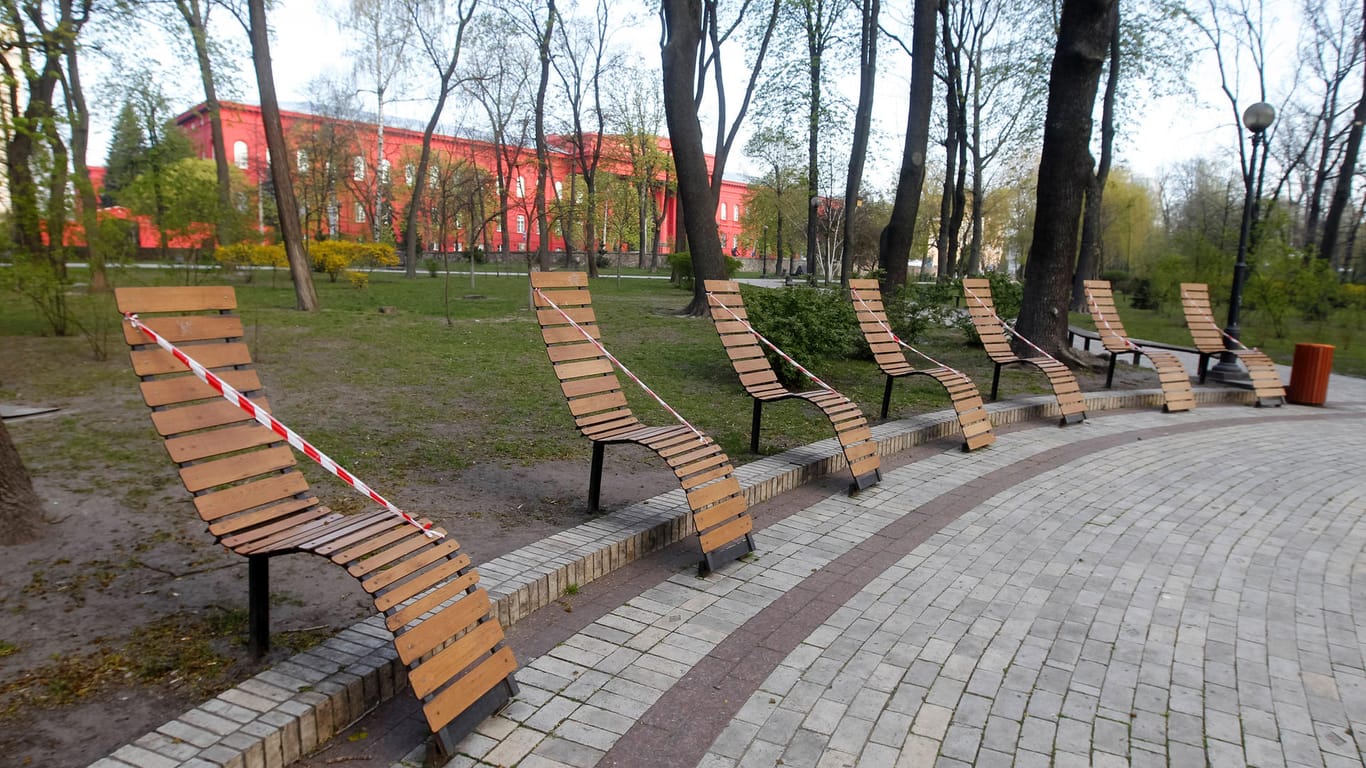 Setzen verboten: In einem Kiewer Park sind Sitzgelegenheiten wegen der Corona-Pandemie abgesperrt.