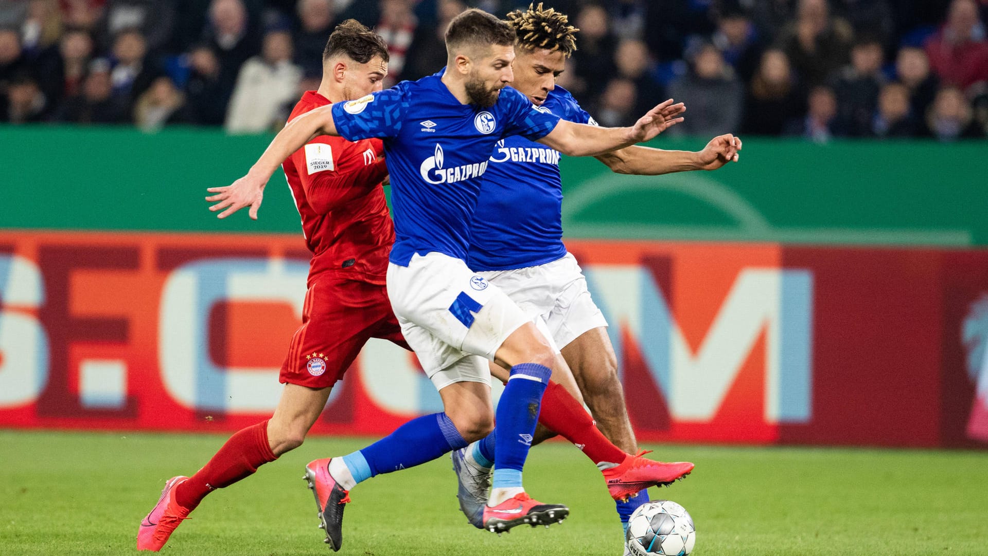 Bundesliga: Könnte ab dem 9. Mai wieder starten, wollten die Ministerpräsidenten Armin Laschet und Markus Söder nicht ausschließen. Bundesliga: Könnte ab dem 9. Mai wieder starten, wollten die Ministerpräsidenten Armin Laschet und Markus Söder nicht ausschließen.