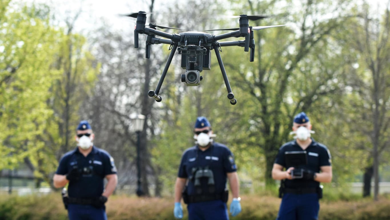 Polizeibeamte mit Drohne in Ungarn: Mithilfe technischen Equipments sollen Bürger aufgespürt werden, die den Corona-Beschränkungen nicht Folge leisten.