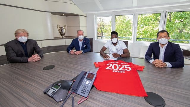Hat einen neuen Vertrag beim FC Bayern unterschrieben: Alphonso Davies (2.