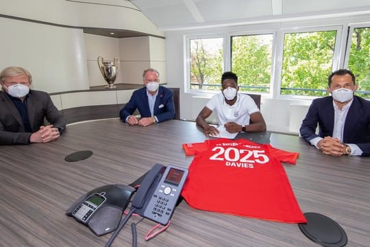 Hat einen neuen Vertrag beim FC Bayern unterschrieben: Alphonso Davies (2.