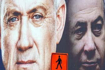 Ein Wahlplakat des Mitte-Bündnisses Blau-Weiß zeigt dessen Kandidaten Benny Gantz (l), daneben ist Benjamin Netanjahu, Ministerpräsident und Kandidat der rechtskonservativen Likud-Partei, zu sehen.