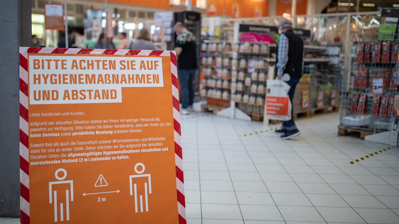 Nürnberg: Auf einem Schild in einem Baumarkt werden die Kunden auf Hygienemaßnahmen und Abstand wegen des Coronavirus hingewiesen.