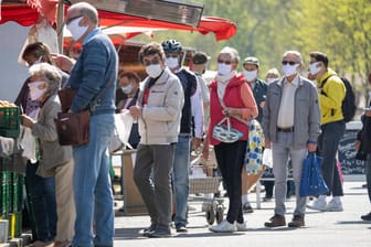 Wochenmarkt in Dresden: Im Freistaat Sachsen gilt seit Montag eine Mundschutzpflicht beim Einkaufen und im öffentlichen Nahverkehr.