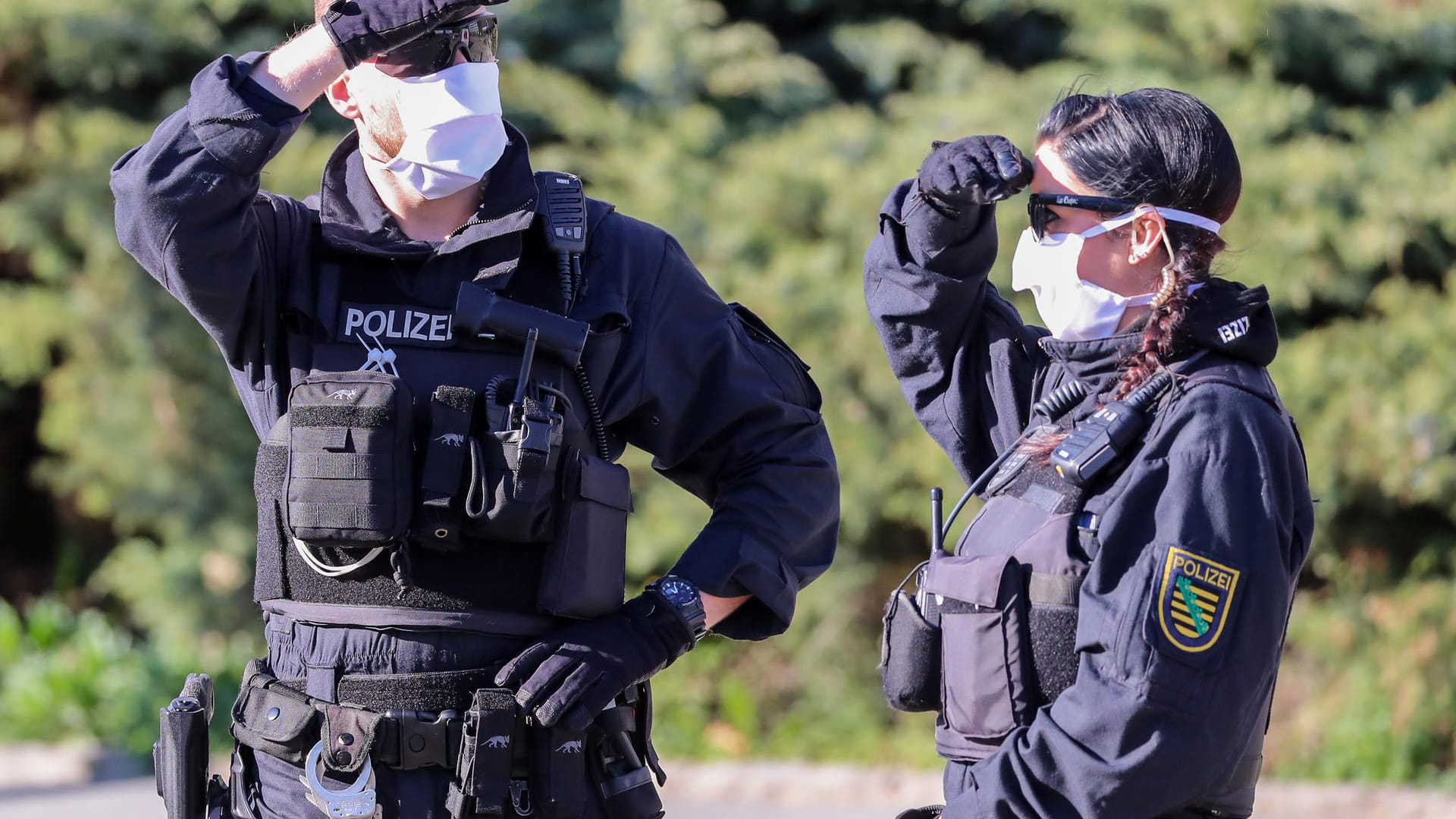 Polizisten mit Mundschutz überwachen eine Kundgebung der rechtsextremen Vereinigung Pro Chemnitz vor dem Karl-Marx-Monument: Die Kundgebung fand unter strengen Auflagen statt.