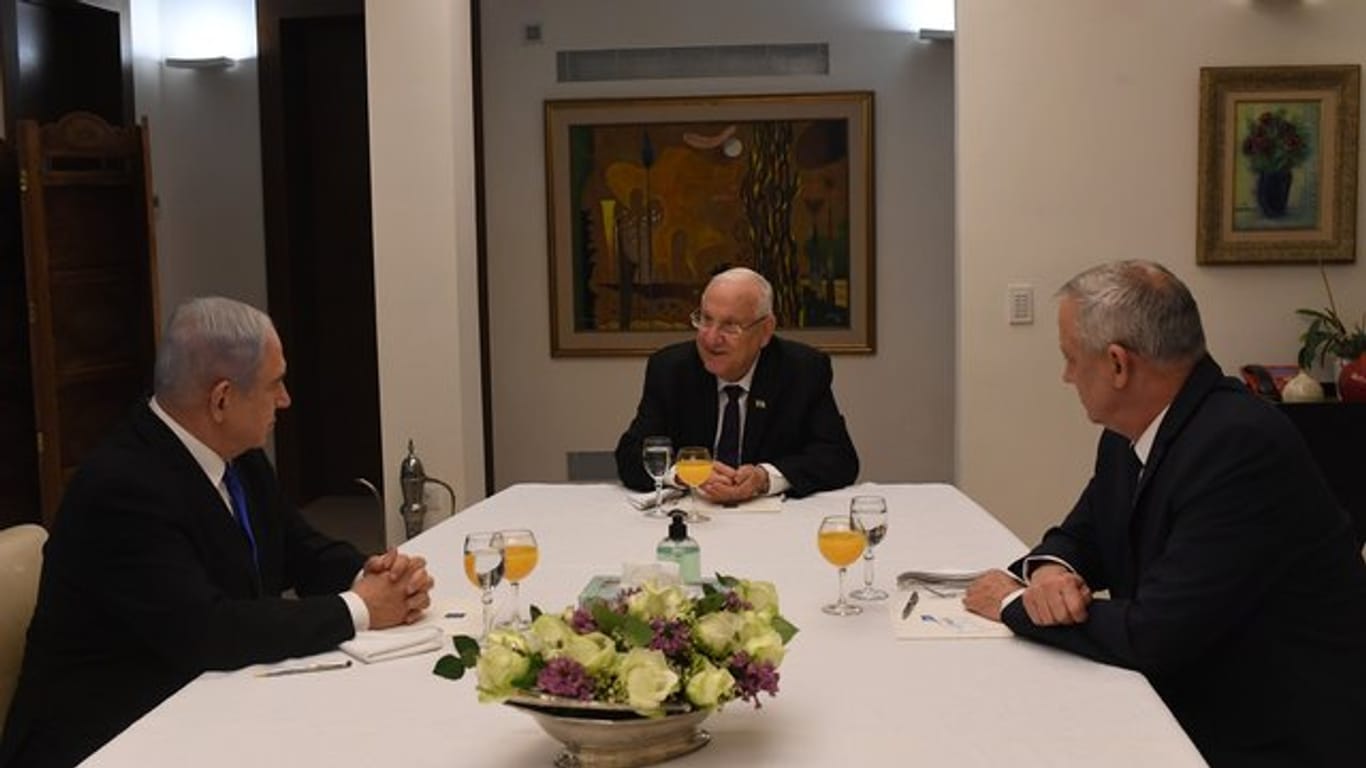 Staatspräsident Reuven Rivlin (M) mit Benjamin Netanjahu (l) und Benny Gantz.
