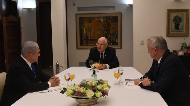 Staatspräsident Reuven Rivlin (M) mit Benjamin Netanjahu (l) und Benny Gantz. Staatspräsident Reuven Rivlin (M) mit Benjamin Netanjahu (l) und Benny Gantz.