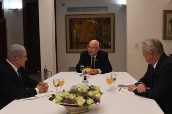 Staatspräsident Reuven Rivlin (M) mit Benjamin Netanjahu (l) und Benny Gantz.