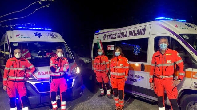 Hilft in der Corona-Krise als Ambulanzfahrer in seiner Heimat: Pirelli-Motorsportchef Mario Isola (r).