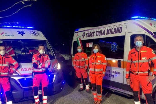 Hilft in der Corona-Krise als Ambulanzfahrer in seiner Heimat: Pirelli-Motorsportchef Mario Isola (r).